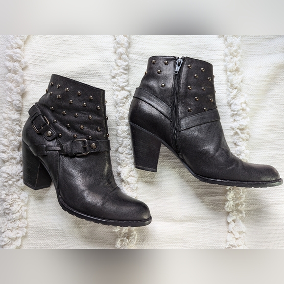 Women's STUART WEITZMAN size 9 leather studded ankle boots - Picture 2 of 13